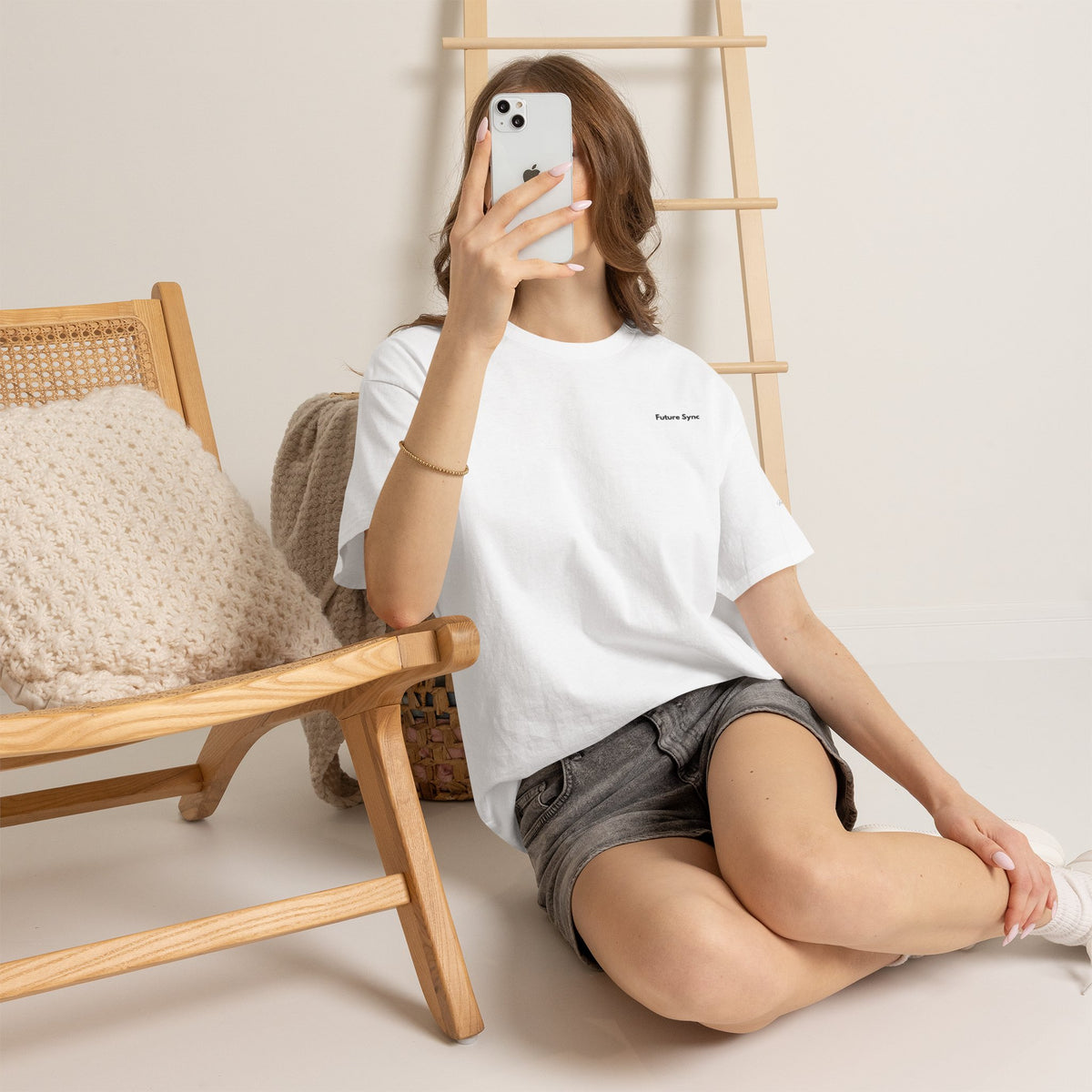 Camiseta de algodón grueso estándar Future Sync | Ropa urbana de estética minimalista